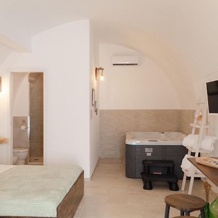 Aca Suite Luxury With Jacuzzi Adelfia Exterior photo