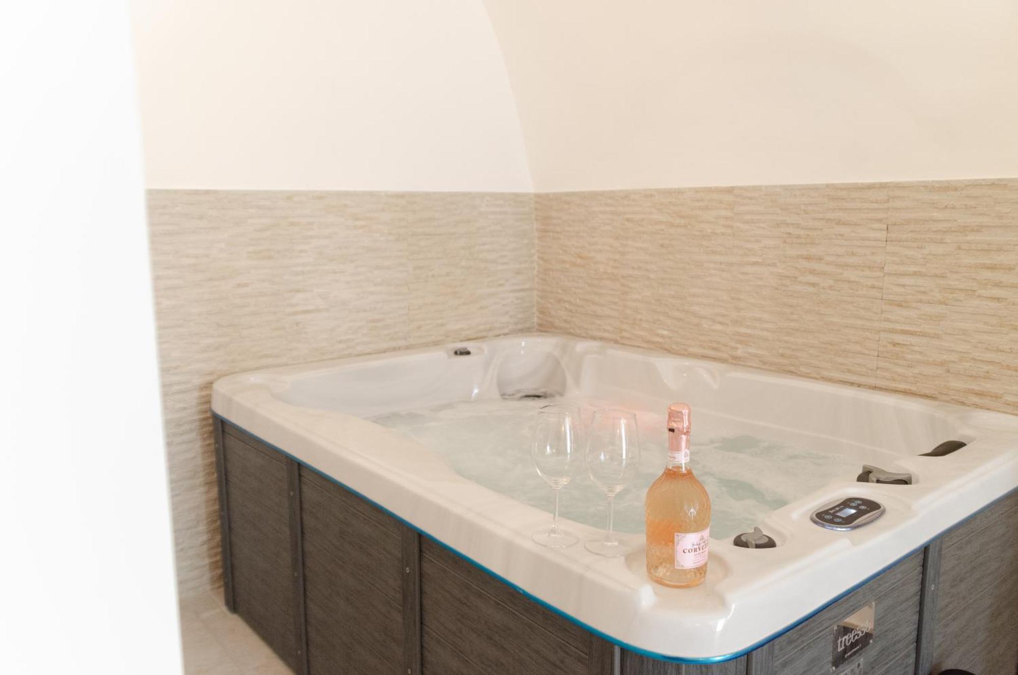 Aca Suite Luxury With Jacuzzi Adelfia Exterior photo
