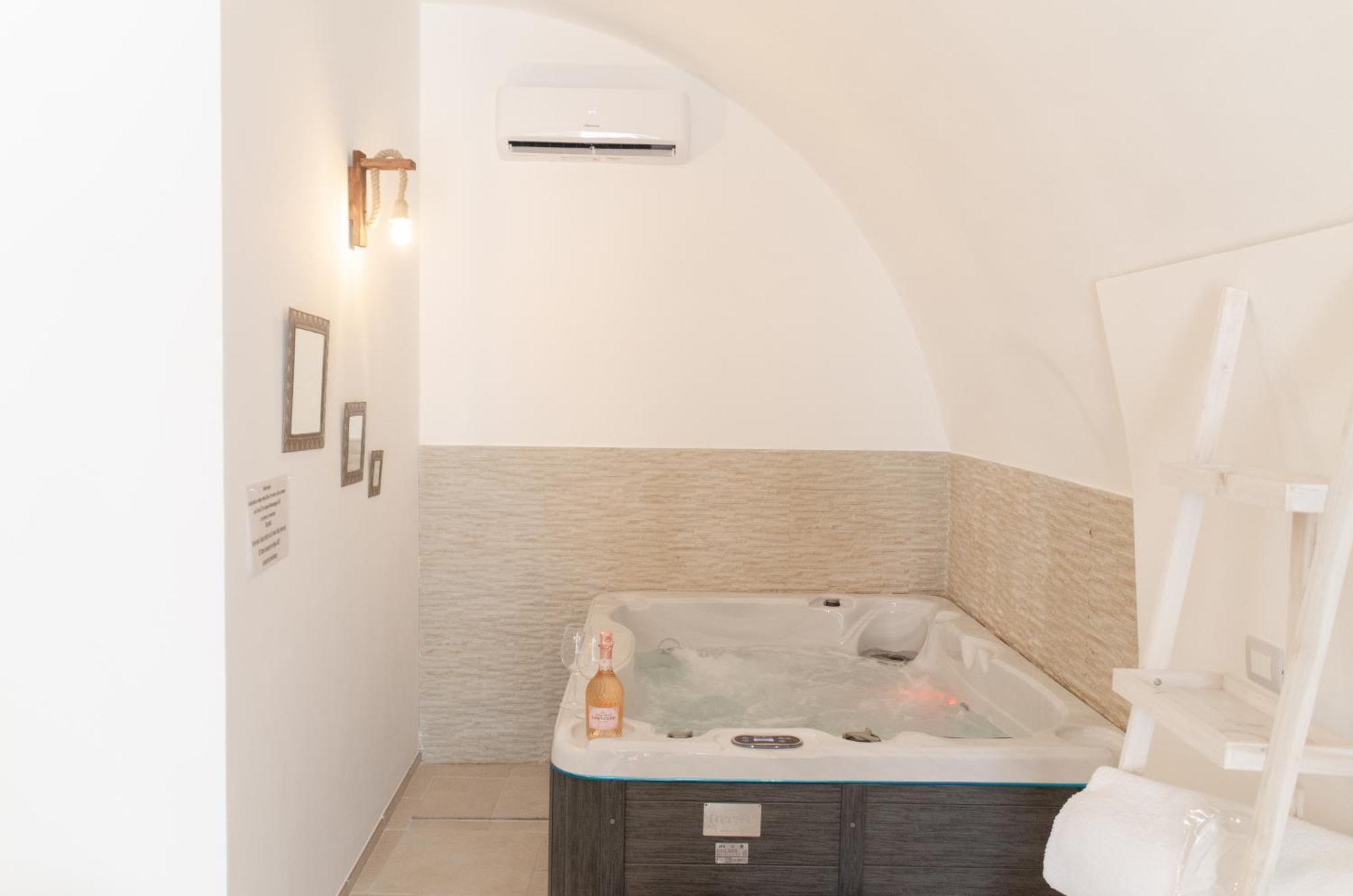 Aca Suite Luxury With Jacuzzi Adelfia Exterior photo