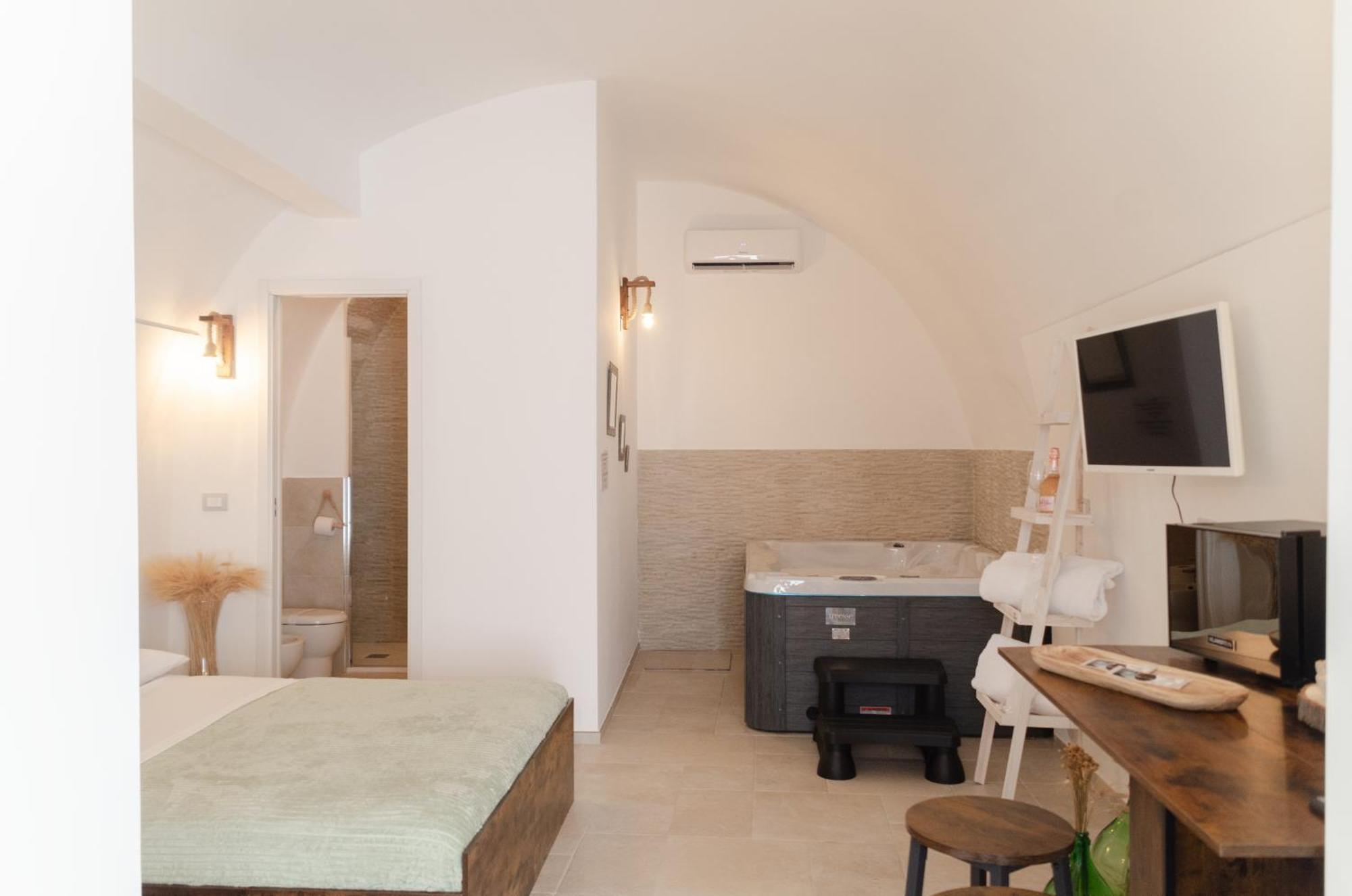 Aca Suite Luxury With Jacuzzi Adelfia Exterior photo